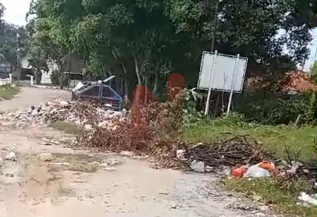 Foto: Tumpukan sampah terlihat berserakan di area Pelabuhan Cinta (Pelra), memicu keluhan warga sekitar. @by_News9.id