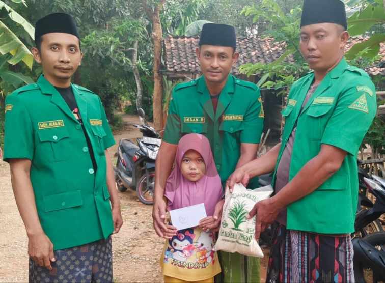 Foto: Pimpinan Ranting (PR) GP Ansor Karangbudi saat memberikan santunan anak yatim dan dhuafa. @by_News9.id