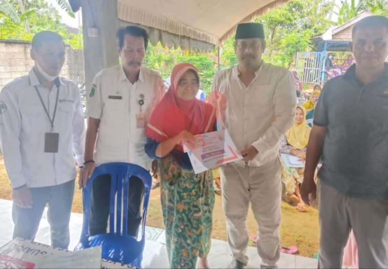 Foto: Kepala Desa Arjasa, Nurul Anwar (dua dari kanan), saat menyalurkan BLT DD tahap pertama tahun 2025. @by_News9.id