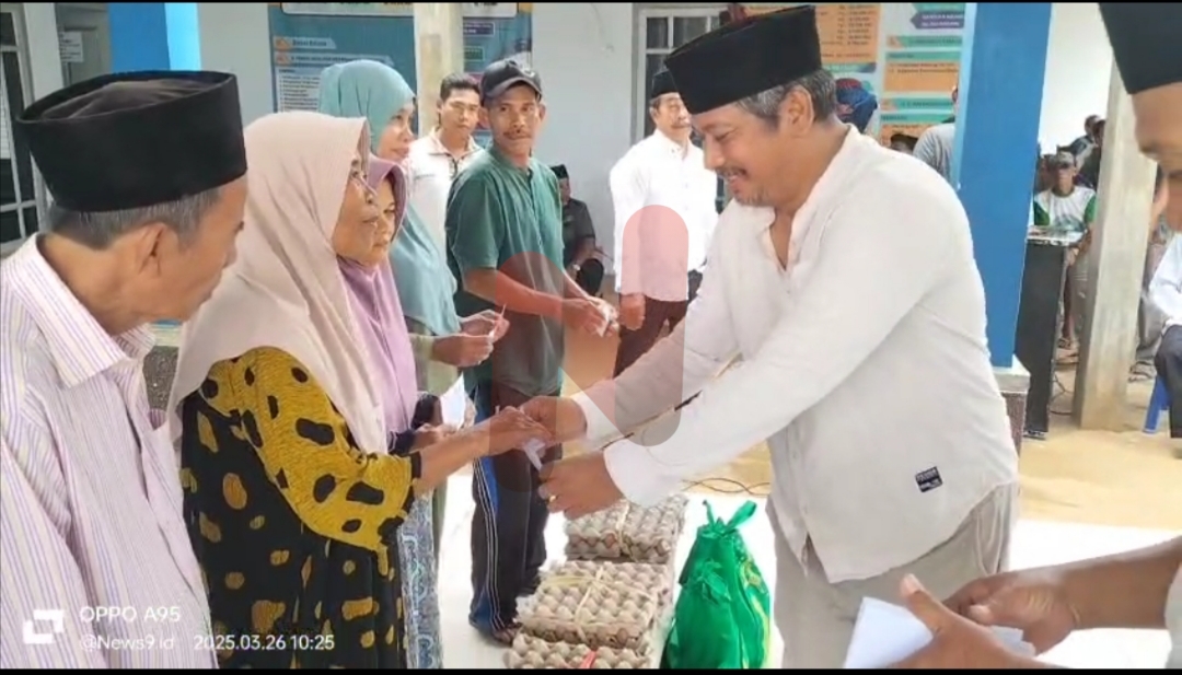 Foto: Kepala Desa Arjasa bekerja sama dengan PCNU Kangean dan Muslimat Shalawat Burdah saat memberikan santunan anak yatim dan dhuafa. @by_News9.id