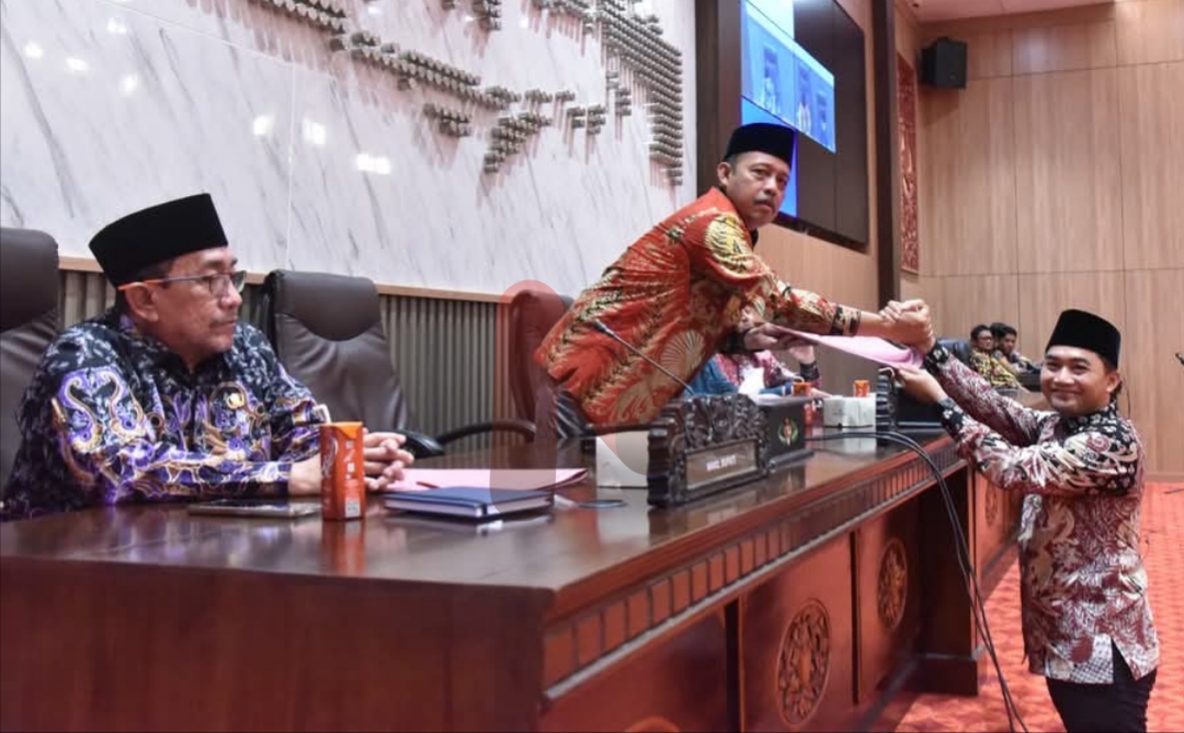 Foto: DPRD Kabupaten Sumenep, melalui Pansus, saat menyerahkan hasil pembahasan atas LKPJ Bupati Sumenep Tahun Anggaran 2024. @by_News9.id