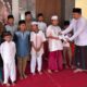 Foto: Kepala Desa Pabian, Zulfikar Ali Mustakim, S.E., saay memberikan santunan kepada anak yatim, @by_News9.id