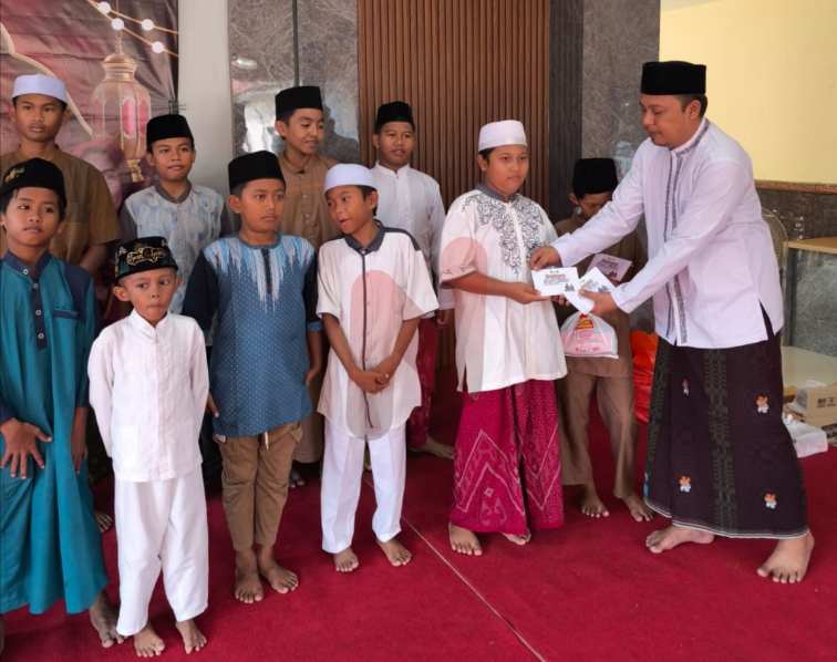 Foto: Kepala Desa Pabian, Zulfikar Ali Mustakim, S.E., saay memberikan santunan kepada anak yatim, @by_News9.id