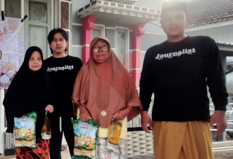 Foto: Sekretaris AWALS, Fero Feriyanto, (dua dsri kiri) saat memberikan bansos kepada fakir miskin, @by_News9.id