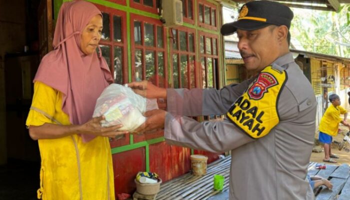 Aksi Sosial, Polsek Kangean Salurkan Bansos
