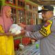 Foto: Kapolsek Kangean IPTU Datun Subagyo, saat menyalurkan bantuan sosial (bansos). @by_News9.id