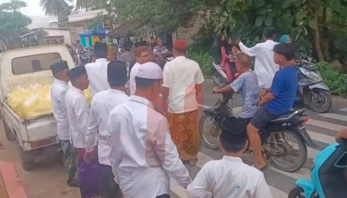 Aksi Berkah! Crew Tak Roniro Tebar 500 Takjil untuk Masyarakat