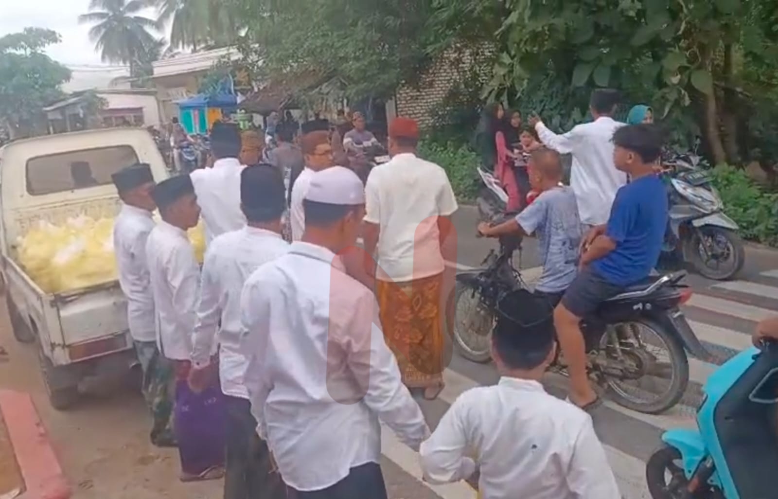 Foto: Crew Tak Roniro, komunitas Warung Sembako Legung Road To Jakarta saat membagikan takjil. @by_News9.id