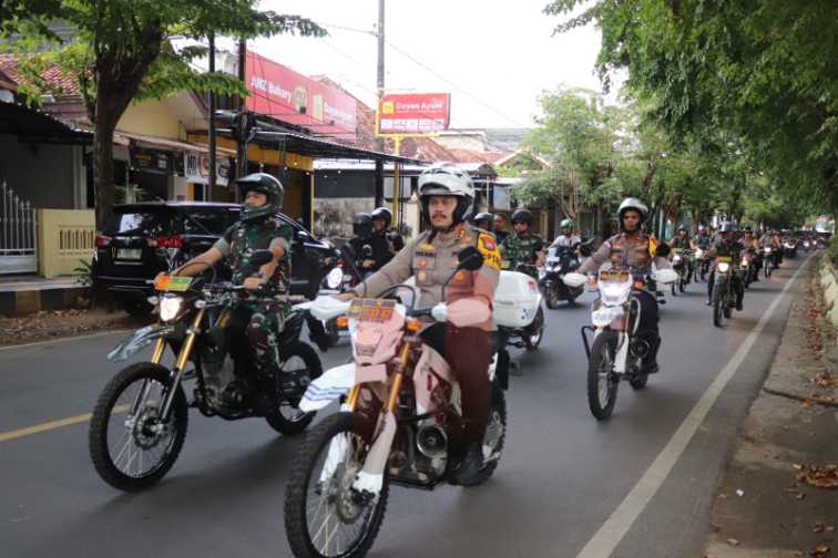Foto: Kapolres Sumenep, AKBP Henri Noveri Santoso, S.H., S.I.K., M.M., dan Dandim 0827 Letkol Inf. Yoyok Wahyudi, S.IP., M.Han., saat patroli, @by_News9.id