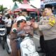 Foto: Kapolres Sumenep AKBP Henri Noveri Santoso, S.H., S.I.K., M.M., dan Dandim 0827 Sumenep Letkol Inf Yoyok Wahyudi, S.IP., M.Han. saat bagikan takjil, @by_News9.id
