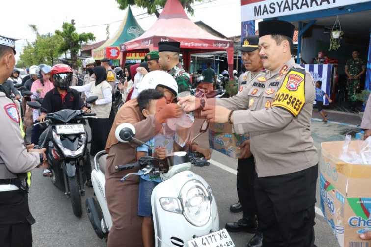 Foto: Kapolres Sumenep AKBP Henri Noveri Santoso, S.H., S.I.K., M.M., dan Dandim 0827 Sumenep Letkol Inf Yoyok Wahyudi, S.IP., M.Han. saat bagikan takjil, @by_News9.id