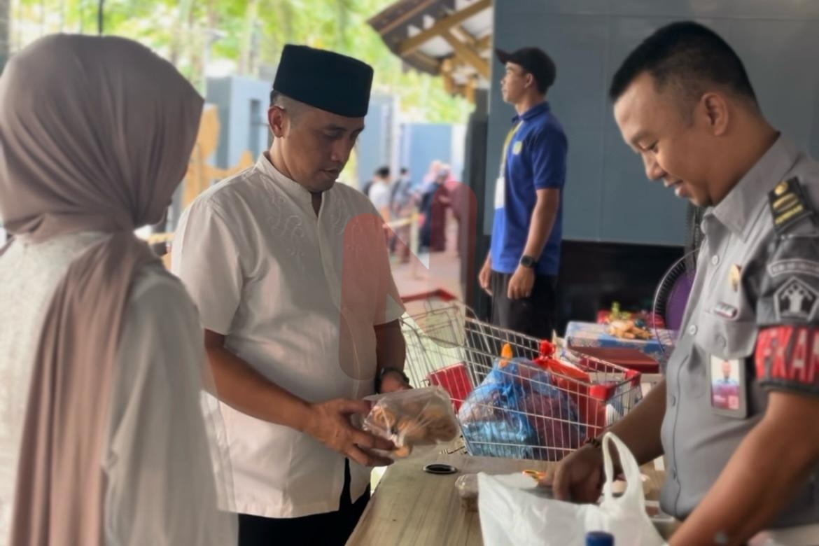 Foto: Kalapas Banyuwangi Mochamad Mukaffi saat melakukan pengecekan dan pendampingan secara langsung proses pelaksanaan layanan, @by_News9.id