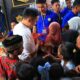 Foto: Kalapas Banyuwangi saat membagikan susu dan es krim kepada keluarga warga binaan yang melakukan kunjungan tatap muka. @by_News9.id