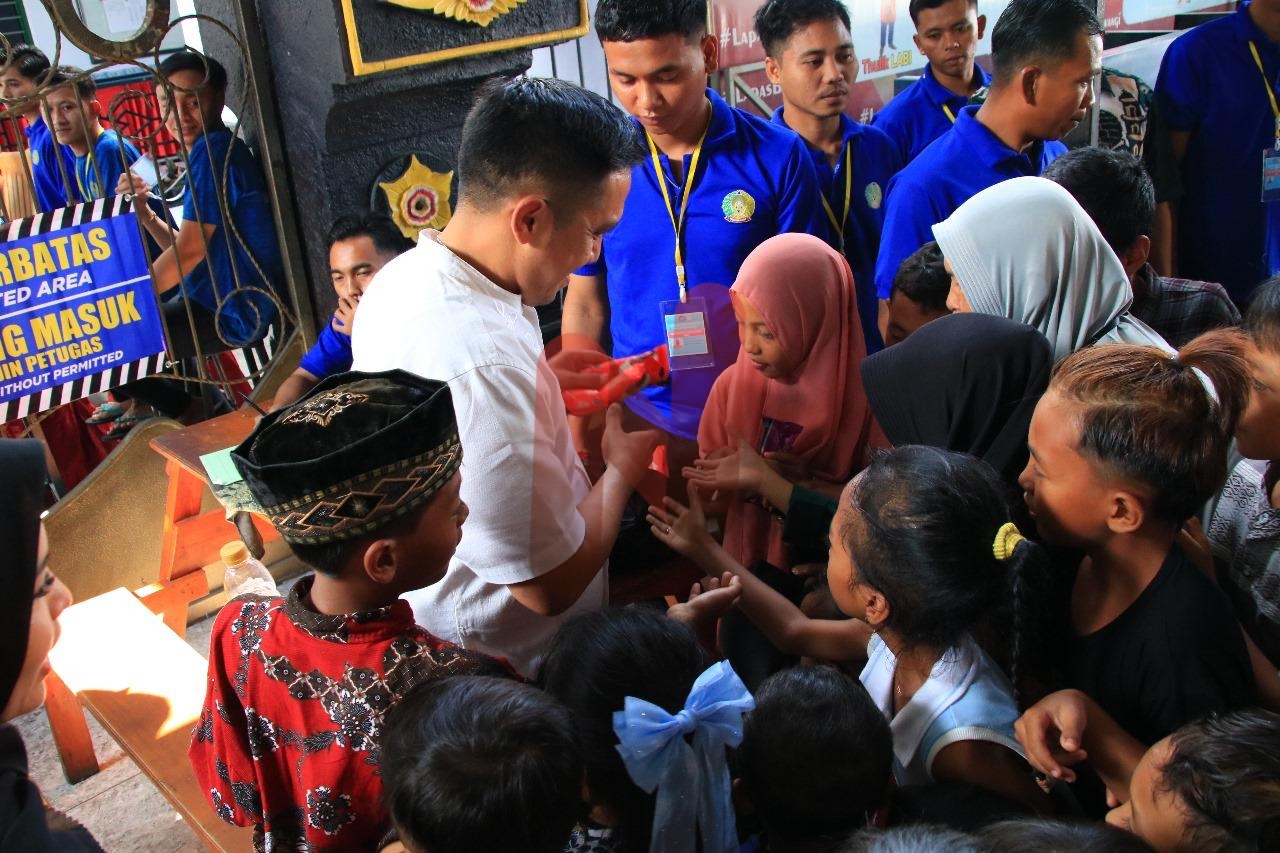 Foto: Kalapas Banyuwangi saat membagikan susu dan es krim kepada keluarga warga binaan yang melakukan kunjungan tatap muka. @by_News9.id