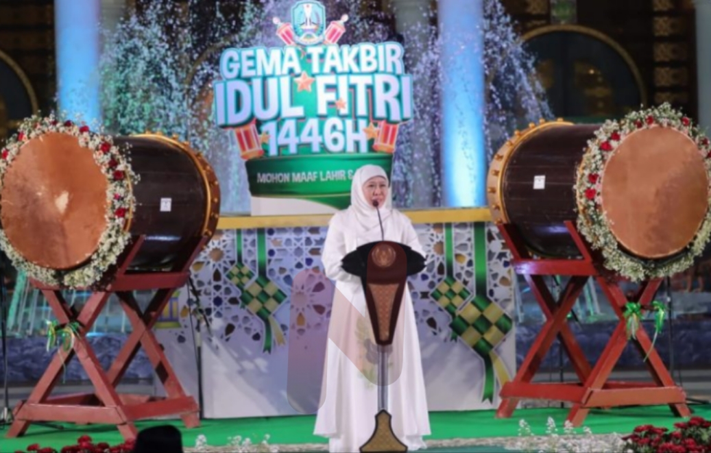 Foto: Gubernur Jawa Timur, Khofifah Indar Parawansa, saat membuka Malam takbiran Idulfitri 1446 H. @by_News9.id