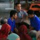 Foto: Kepala Lembaga Pemasyarakatan (Kalapas) Kelas IIA Banyuwangi, Mochamad Mukaffi, bersama keluarga warga binaan. @by_News9.id