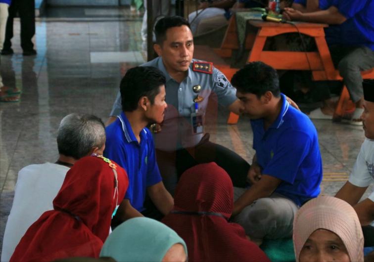 Foto: Kepala Lembaga Pemasyarakatan (Kalapas) Kelas IIA Banyuwangi, Mochamad Mukaffi, bersama keluarga warga binaan. @by_News9.id