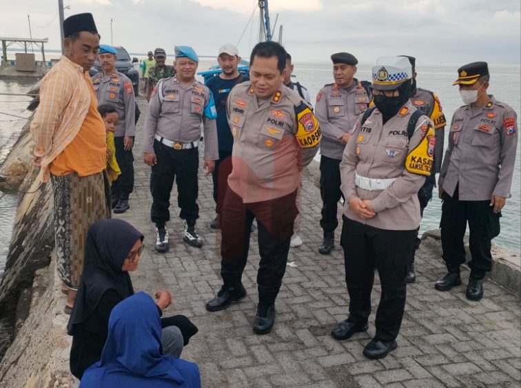 Foto: Kapolres Sumenep, AKBP Henri Noveri Santoso, bersama jajaran saat turun langsung ke Pelabuhan Cangkarman, Kecamatan Bluto. @by_News9.id