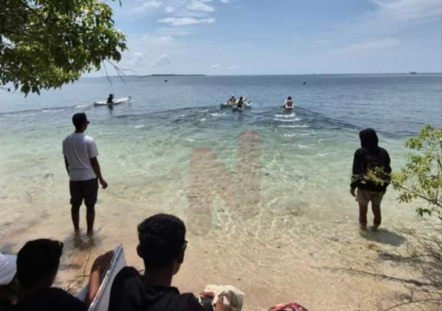Foto: Suasana lomba Dayung Tradisional di Pantai Aloha di Pulau Saur, Kecamatan Sapeken, Kabupaten Sumenep. @by_News9.id