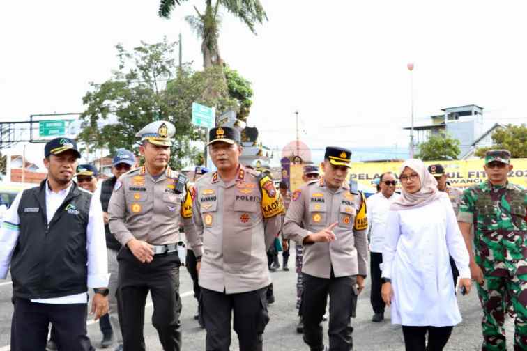 Foto: Kunjungan Kapolda Jatim disambut langsung oleh Kapolresta Banyuwangi Kombes Pol. Rama Samtama Putra,S.I.K., M.Si., M.H. didampingi Wakapolresta Banyuwangi AKBP Teguh Priyo Wasono,S.I.K., bersama Pejabat Utama (PJU) Polresta Banyuwangi. @by_News9.id