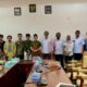 Foto: Sejumlah pemuda Desa Komis, Ketua dan anggota Komisi III DPRD Sampang, serta perwakilan Dinas PUPR dan Bappelitbangda. @by_News9.id