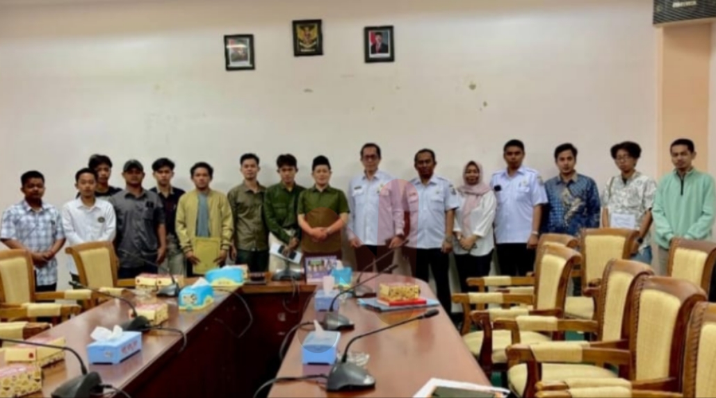 Foto: Sejumlah pemuda Desa Komis, Ketua dan anggota Komisi III DPRD Sampang, serta perwakilan Dinas PUPR dan Bappelitbangda. @by_News9.id