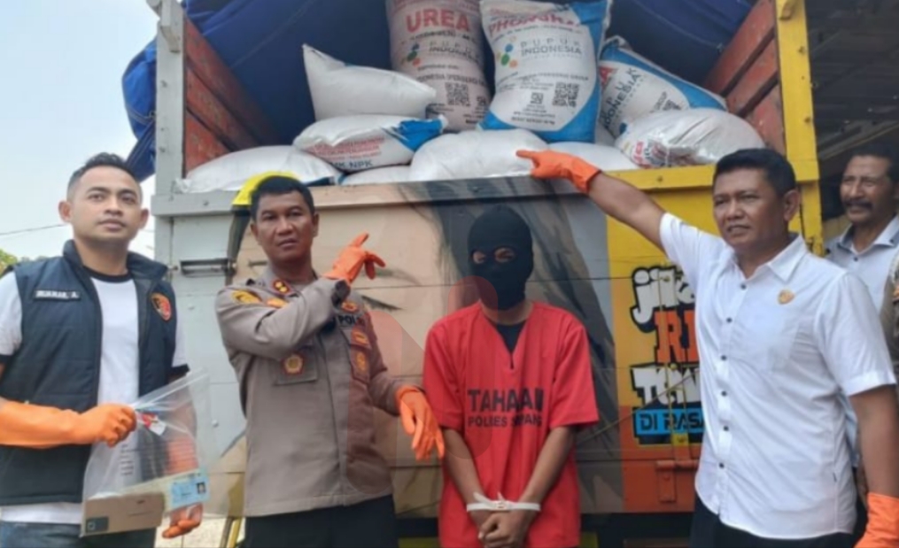 Foto: Kapolres AKBP Hartono, Kasat Reskrim Syafril, Kanit muammar dan Truck pengangkut pupuk subsidi dan supir usai di amankan Polres Sampang. @by_News9.id