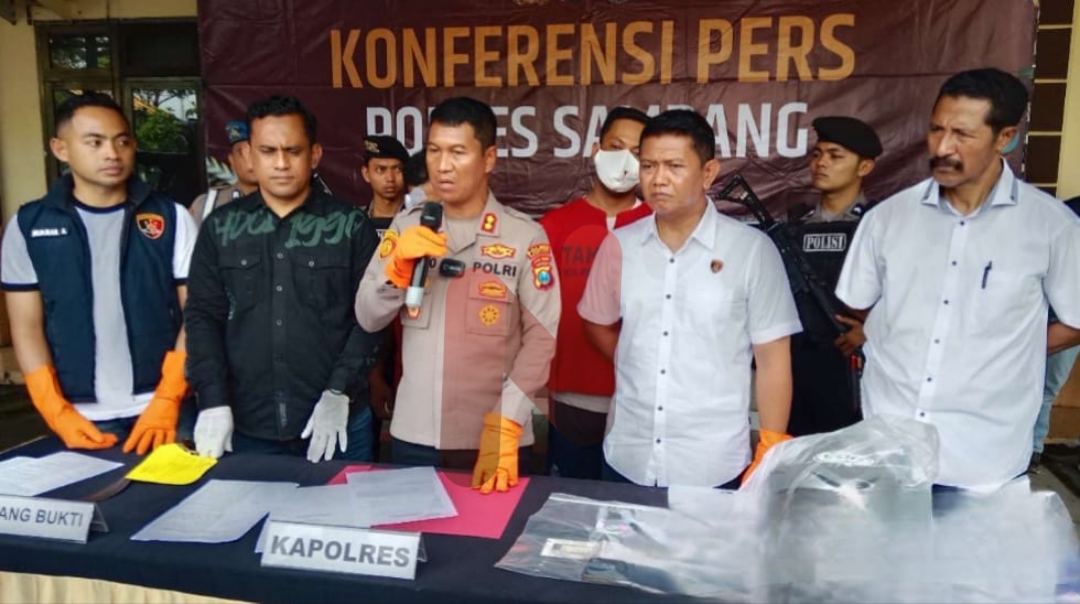 Foto: Kapolres Sampang AKBP Hartono (tengah) saat gelar koferensi pres di halaman Mapolres Sampang. @by_News9.id