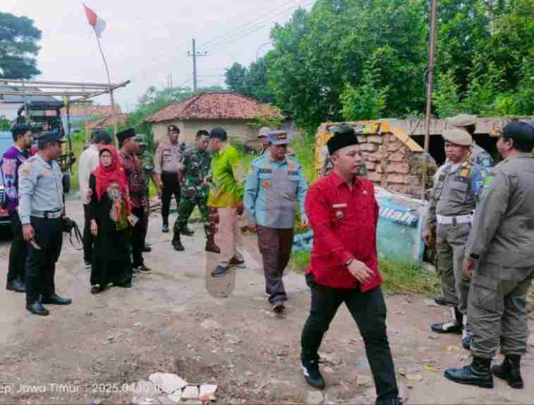 Foto: Penertiban para Pedagang Kaki Lima (PKL) di Jalan Raya Sumenep, Desa Pabian, untuk segera memindahkan lapak dagangnya. @by_News9.id
