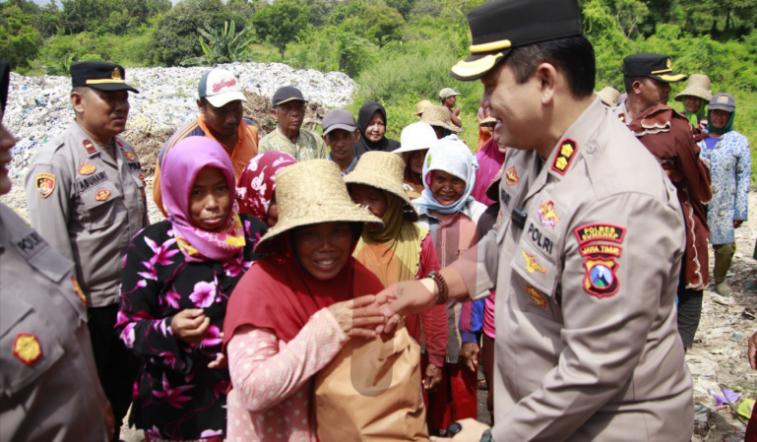Foto: Kapolres Sumenep AKBP Henri Noveri Santoso bersama jajarannya saat melaksanakan bakti sosial di kawasan TPA, @by_News9.id