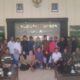 Foto: Komandan Kodim 0828 Sampang Letkol Czi Suprobo Harjo Subroto beserta jajaran, Kasat Intel Polres Sampang, perwakilan Bakesbangpol, tokoh agama dan masyarakat, organisasi kemasyarakatan, mahasiswa, LSM, jurnalis. @by_News9.id