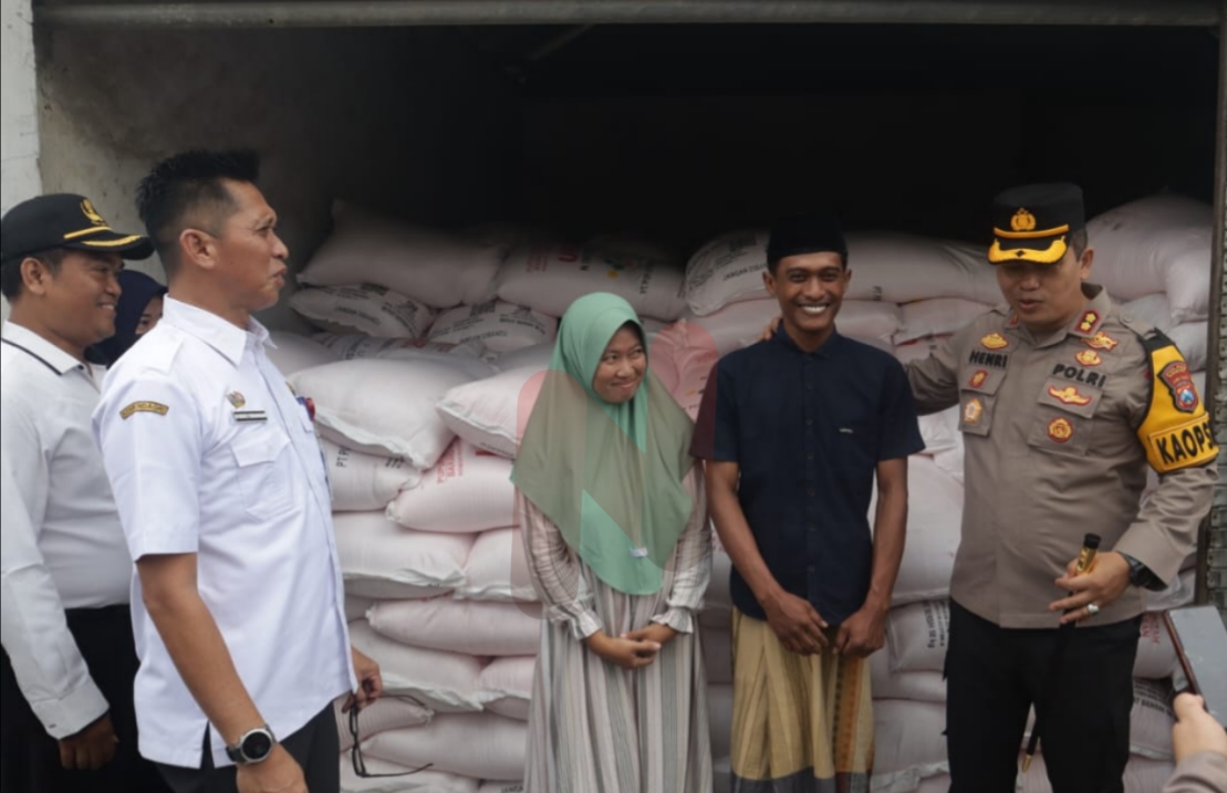 Foto: Kapolres Sumenep, AKBP Henri Noveri Santoso, didampingi Kepala Dinas Perdagangan, Kepala Dinas Pertanian, serta Kabag Perekonomian, saat meninjau ke Kios. @by_News9.id