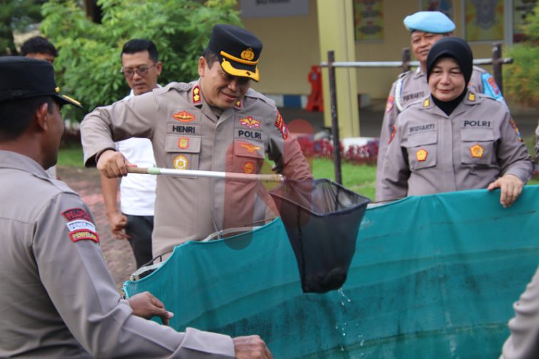 Foto: Kapolres Akbp Henri Noveri Santoso, saat panen ikan bersama para pejabat utama Polres Sumenep. @by_News9.id