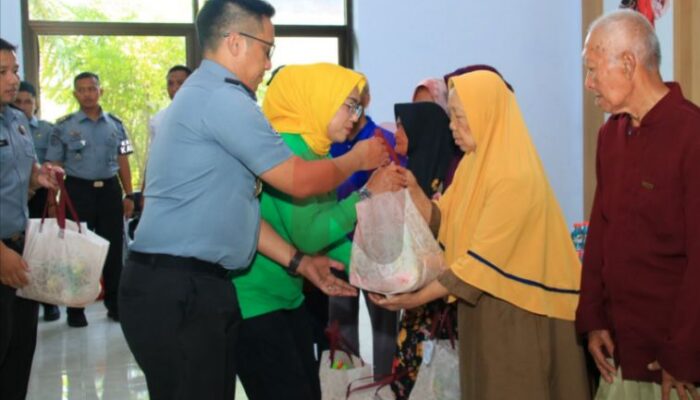Semarak Peringatan HBP ke-61, Lapas Banyuwangi Berikan Bantuan Sosial 61 Paket Sembako