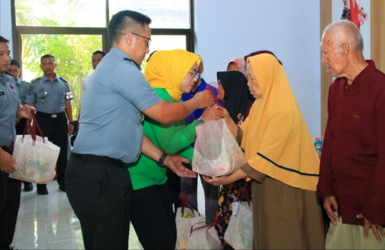 Foto: Kepala Lapas Banyuwangi, Mochamad Mukaffi, saat memberikan bansos. @by_News9.id