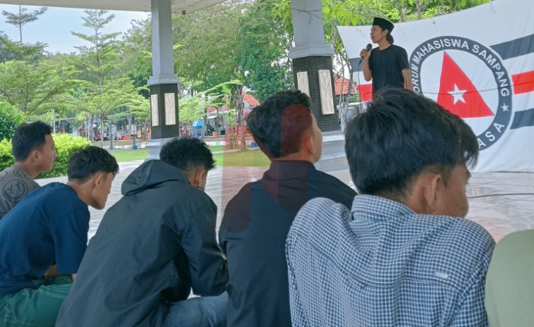Foto: Ketua umum formasa pusat Imam Baidowi saat orasi di depan mahasiswa di gazebo alun alun kota Sampang. @by_News9.id