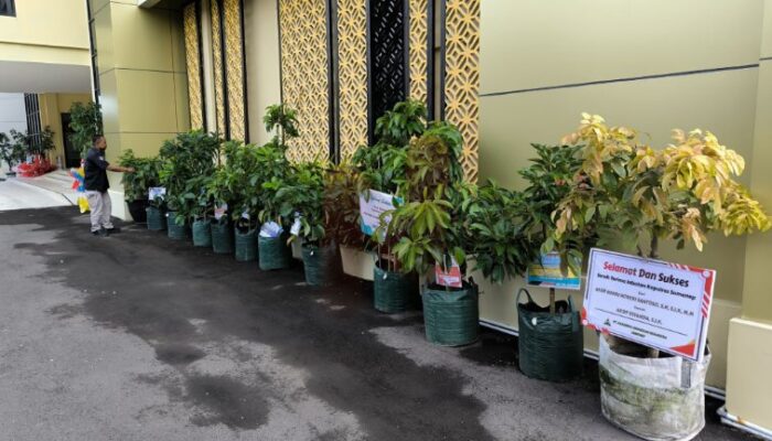 Kiriman Tabulampot Warnai Sertijab Polres Sumenep