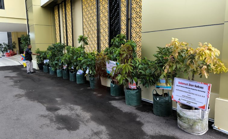 Foto: Beragam jenis tanaman buah menghiasi halaman Mapolres Sumenep, mulai dari jeruk, alpukat, mangga, jambu, hingga kelengkeng, @by_News9.id