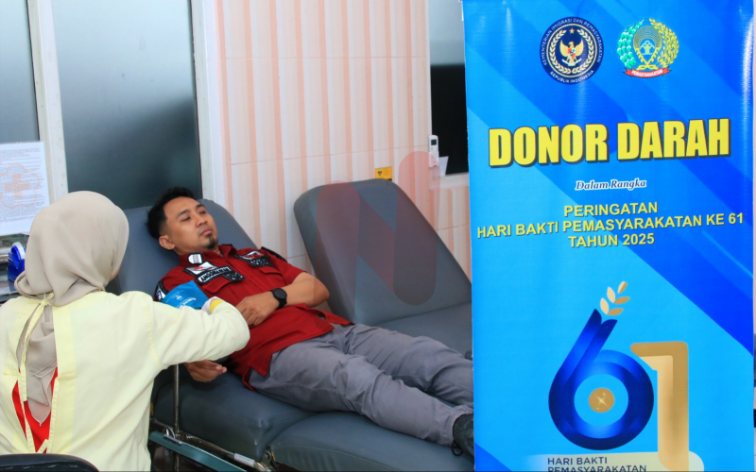Foto: Anggota Lembaga Pemasyarakatan (Lapas) Kelas IIA Banyuwangi saat mendonor darah. @by_News9.id