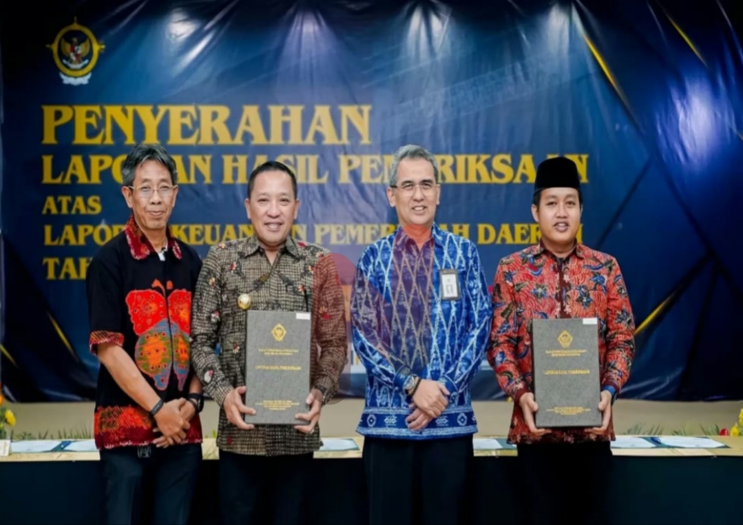 Foto: Bupati Sampang (dua dari kiri) dan Ketua DPRD Sampang (kanan) dalam acara penyerahan laporan hasil pemeriksaan laporan keuangan pemerintah daerah di kantor BPK Perwakilan Jatim Kamis (17/4). @by_News9.d