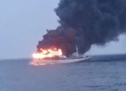 Kapal Nelayan KM Titipan Ilahi Terbakar di Laut Sapeken