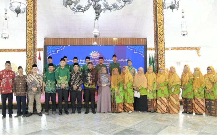 Foto: Bupati Sumenep, Dr. Achmad Fauzi Wongsojudo, bersama organisasi otonom Muhammadiyah. @by_News9.id