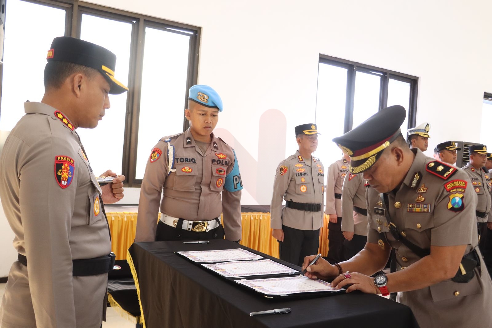 Foto: Polresta Banyuwangi menggelar upacara serah terima jabatan (sertijab) sejumlah pejabat. @by_News9.id
