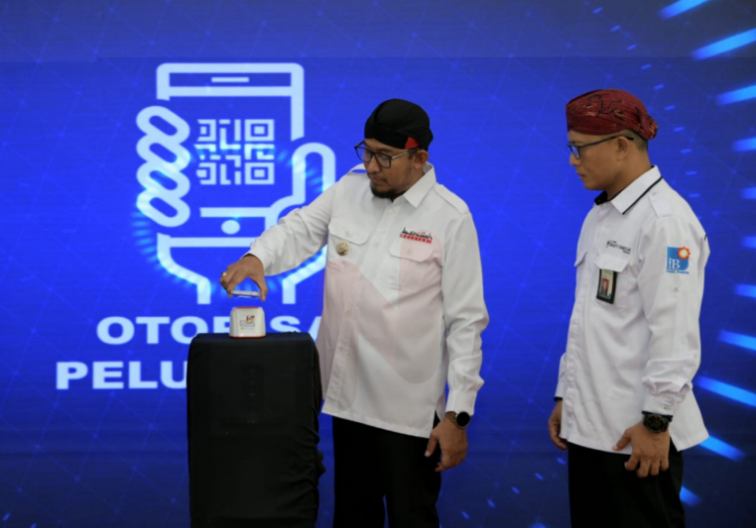 Foto: Bupati Sumenep, Achmad Fauzi Wongsojudo, didampingi Direktur Utama BPRS Bhakti Sumekar, Hairil Fajar, saat peluncuran aplikasi BBS. @by_News9.id