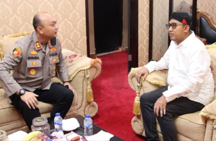 Foto: Kapolres Sumenep AKBP Rivanda saat silaturahmi ke kediaman Bupati Sumenep, Dr. Achmad Fauzi Wongsojudo, @by_News9.id