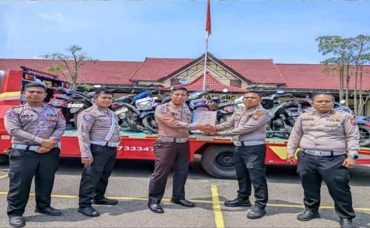 Foto: Kasatlantas Sampang AKP Sigit Ekan Sahudi, SH, MH, dan Kasatlantas Bangakalan AKP Dion Fitrianto, SH, MH saat menyerahkan berita acara sekaligus penyerahan BB hasil Razia. @by_News9.id