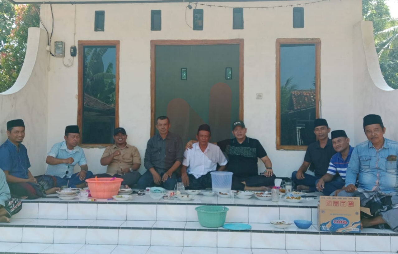 Foto: Ketua Paguyuban Combodug Sampang (PCS), H. Cocok Hadi Sutrisno bersama PJ Kades H.Subandi saat temu kangen bersama para tokoh masyarakat desa Banyukapah kedungdung Sampang. @by_News9.id