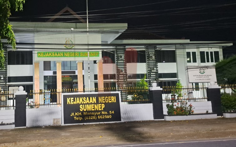 Foto: Kantor Kejaksaan Negeri (Kejari) Sumenep yang menangani kasus dugaan tindak pidana korupsi program BSPS tahun 2024. @by_News9.id