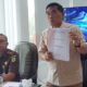 Foto: Inspektur Jenderal (Irjen) Kementerian Perumahan dan Kawasan Permukiman (PKP) Republik Indonesia, Heri Jerman, saat menunjukkan bukti-bukti dugaan pemotongan BSPS 2024. @by_News9.id