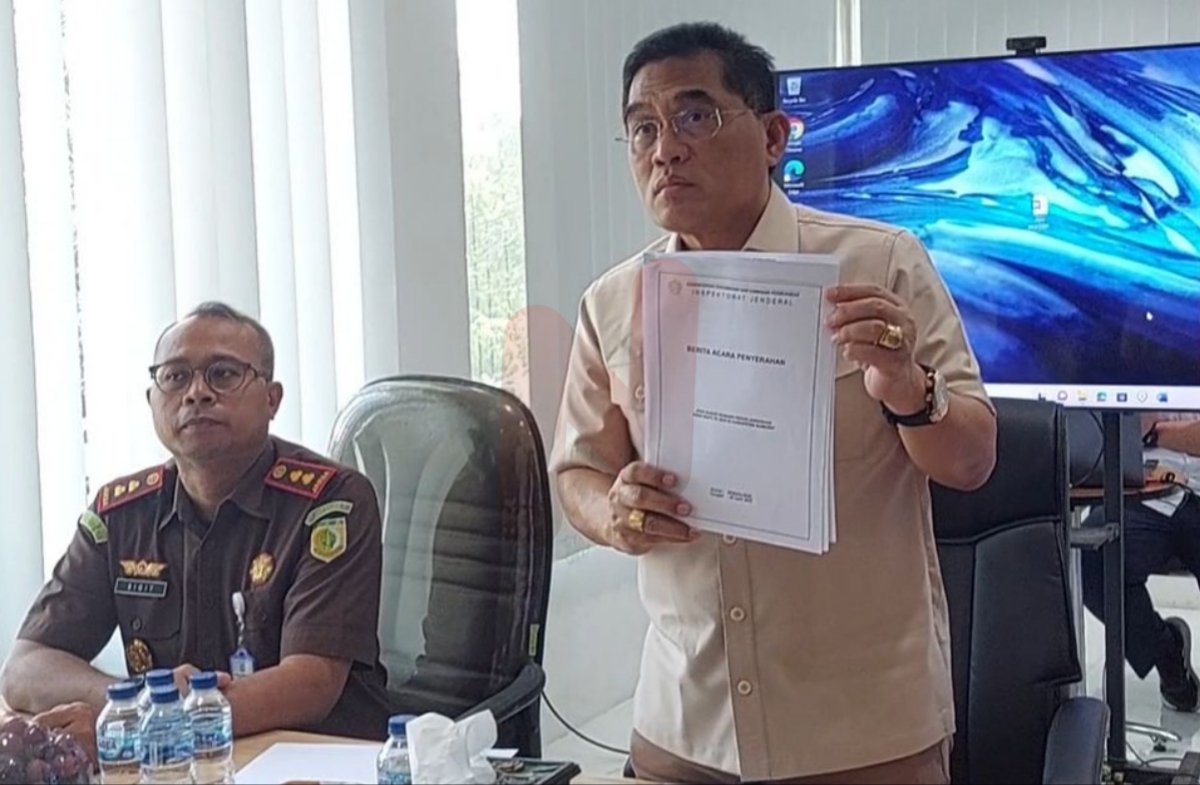 Foto: Inspektur Jenderal (Irjen) Kementerian Perumahan dan Kawasan Permukiman (PKP) Republik Indonesia, Heri Jerman, saat menunjukkan bukti-bukti dugaan pemotongan BSPS 2024. @by_News9.id